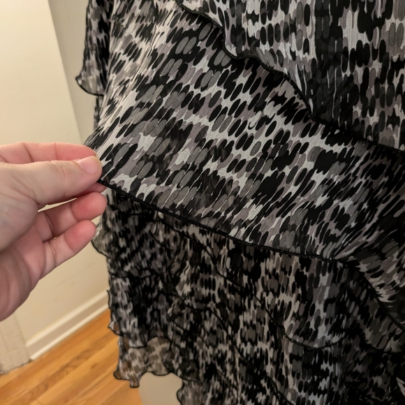 Avenue black & white brush stroke, layered, sleeveless blouse, size 26/28 - Picture 3 of 12